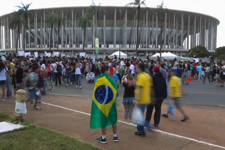 Tráfego em torno do Estádio Mané Garrincha no Brasil