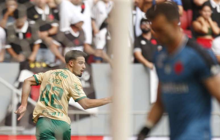 Vice-artilheiro do Brasileirão, Flaco López comemora seu gol sobre o Vasco