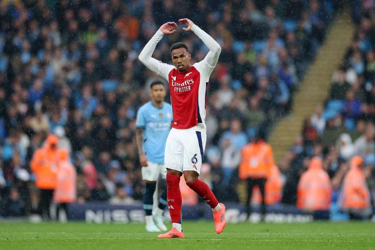 Gabriel Magalhas comemora seu segundo gol no Arsenal. 