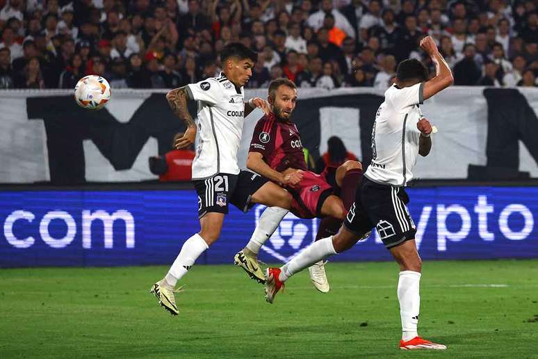 Na estrada entre Colo-Colo e River Plate, na cidade de Santiago com placar de 1 a 1 -