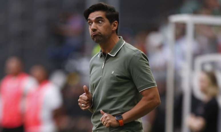 Abel Ferreira à beira do gramado do Mané Garrincha durante Vasco x Palmeiras