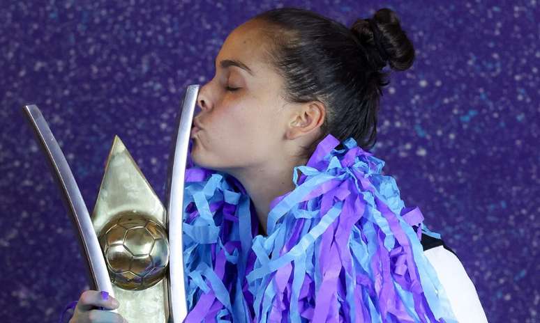 Ainda cheia de fitas, Gabi Portilho posou com a taça do Campeonato Brasileiro de futebol feminino (Lívia Villas Boas / Staff Images Woman / CBF)