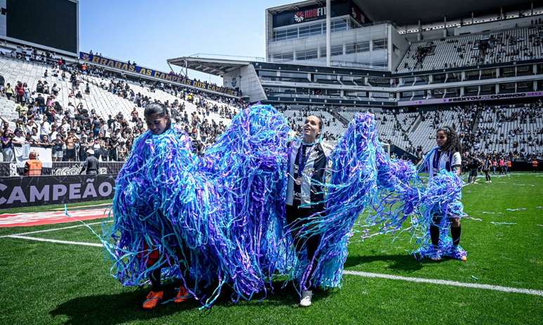 Yasmin e Gabi Portilho cobertas com as fitas durante a festa pela conquista do título do Corinthians de campeão brasileiro (Staff Images / CBF)