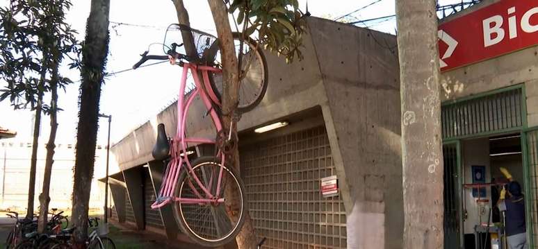 No terminal Jardim Helena-Vila Mara, da CPTM, na zona leste, usuários penduram bicicleta na árvore por falta de vaga no bicicletário.