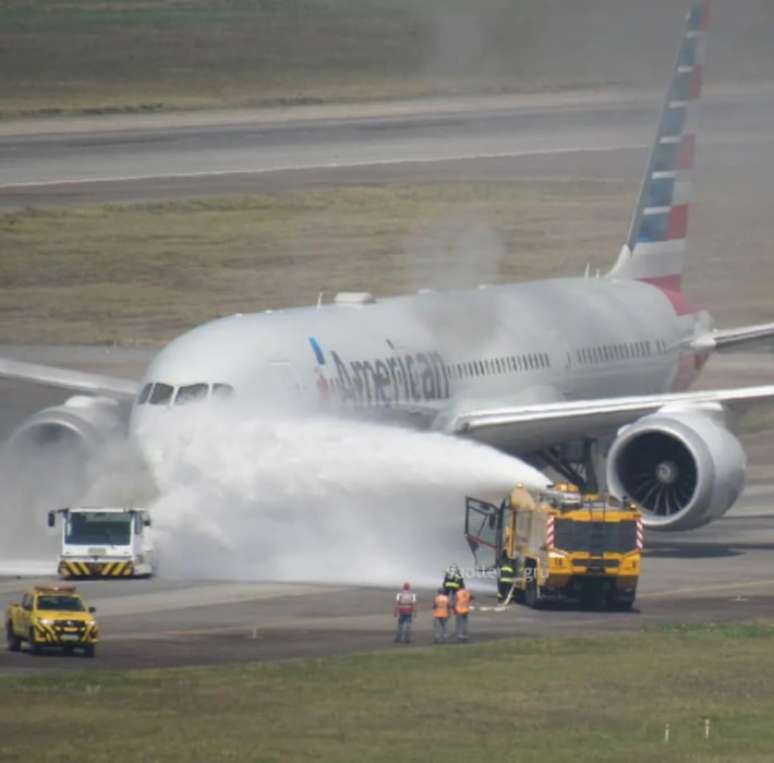 Veículo de reboque carregando uma aeronave da American Airlines pega fogo no Aeroporto de Guarulhos