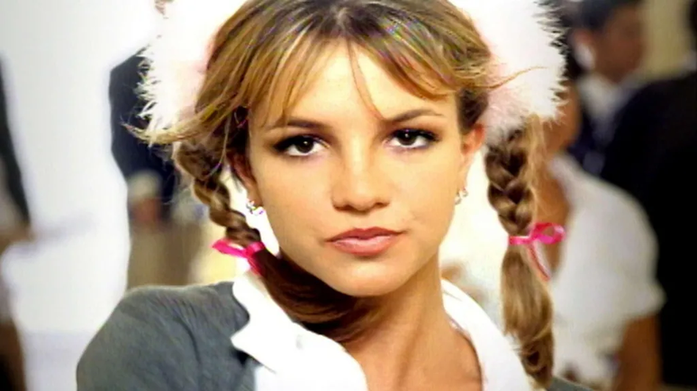 Spears, aos 16 anos, vestida de colegial no vídeo de Baby One More Time