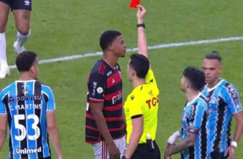 O Flamengo fez uma postagem afirmando que o jogador Carlinhos foi alvo de injúria racial na Arena do Grêmio