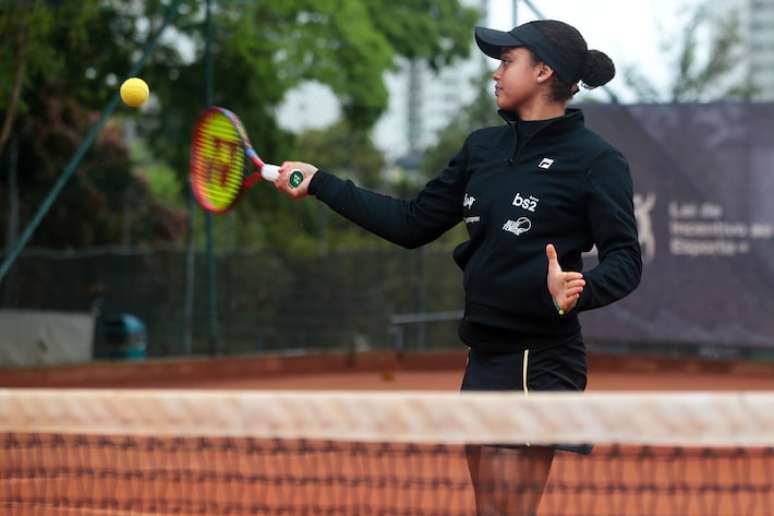 La joven tenista Nauhani Silva, de 14 años, en la cancha de Sao Paulo, donde practica