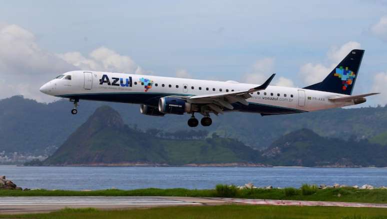 Segundo CEO da Azul, o combustível do transporte aéreo comercial teve queda de 20% nos últimos três meses, mas impacto na passagem ainda vai demorar de 30 a 45 dias