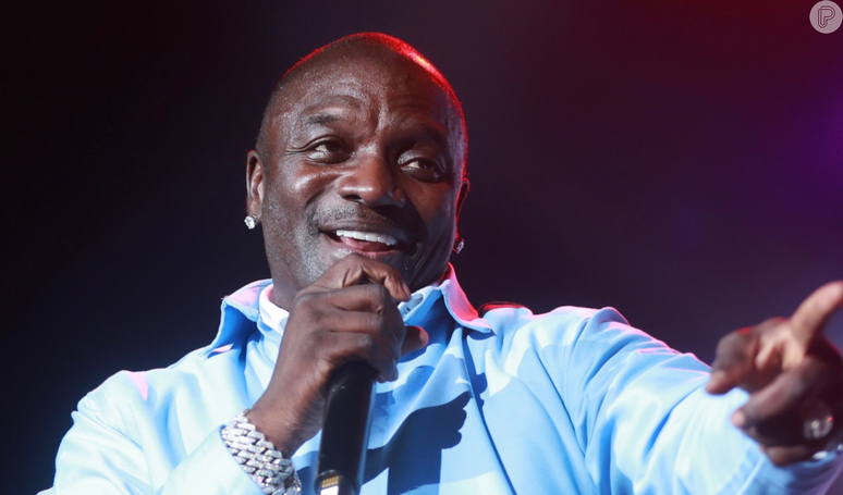 Gente? Sem saber português, Akon compartilha post que massacra seu show no Rock in Rio.