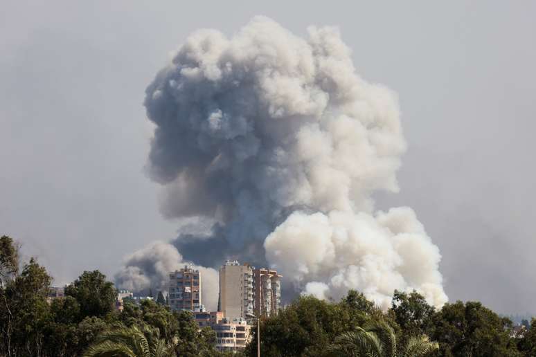 Fumaça sobe sobre o sul do Líbano após ataques israelenses, em meio às hostilidades transfronteiriças entre o Hezbollah e as forças israelenses, visto de Tiro, sul do Líbano 23 de setembro de 2024 