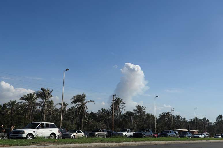 Pessoas no tr&acirc;nsito pesado dirigem para o norte da cidade costeira de Sidon, no sul do L&iacute;bano, enquanto algumas delas fogem do bombardeio israelense, em meio &agrave;s hostilidades transfronteiri&ccedil;as entre o Hezbollah e as for&ccedil;as israelenses, no L&iacute;bano, em 23 de setembro de 2024