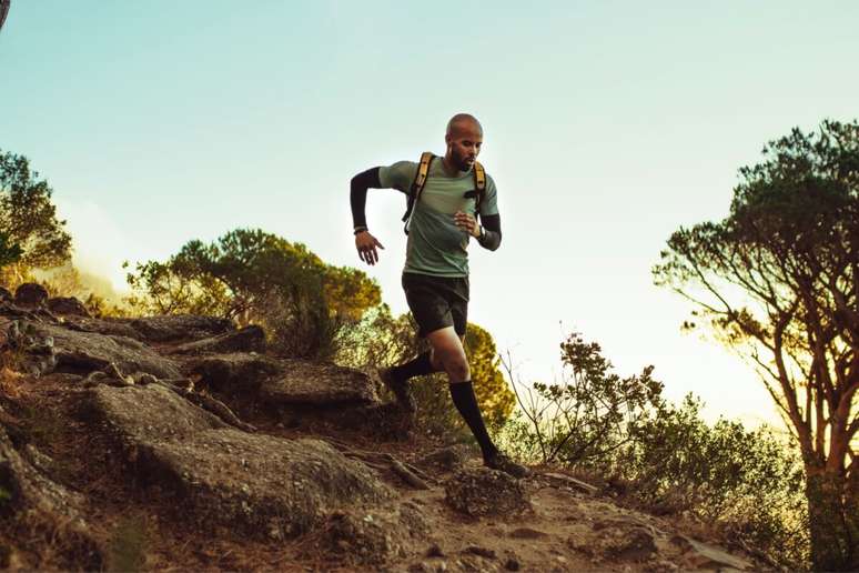 Correr em diferentes terrenos ajuda no equilíbrio e mantém o treino estimulante 