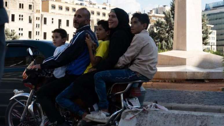 Uma família de cinco pessoas viajando de motocicleta para Trípoli, no norte do Líbano, saindo de uma vila no sul