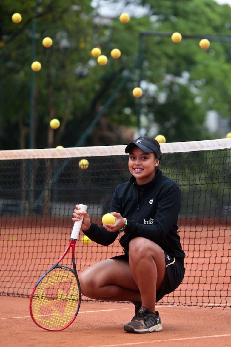 La joven tenista Nauhani Silva, de 14 años, en la cancha de Sao Paulo, donde practica