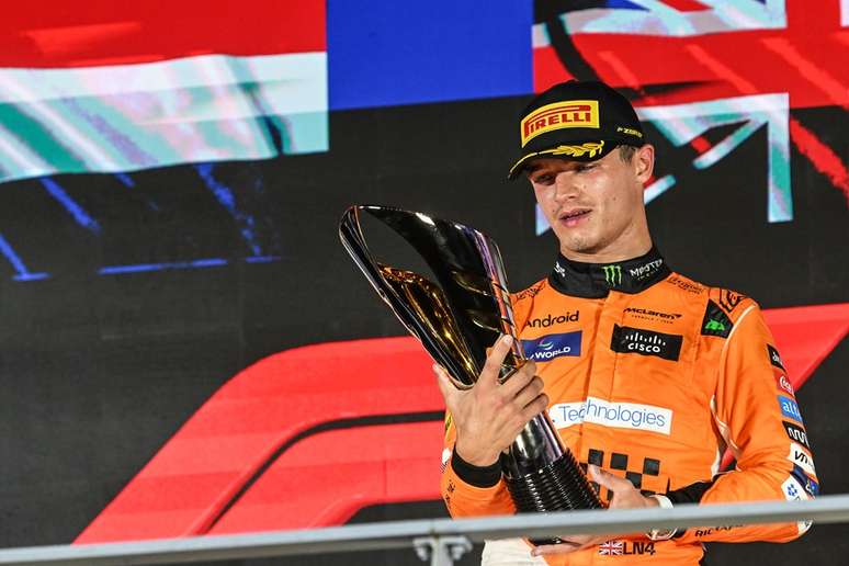 Lihatlah seseorang seperti Lando Norris yang sedang melihat trofi Grand Prix Singapura...