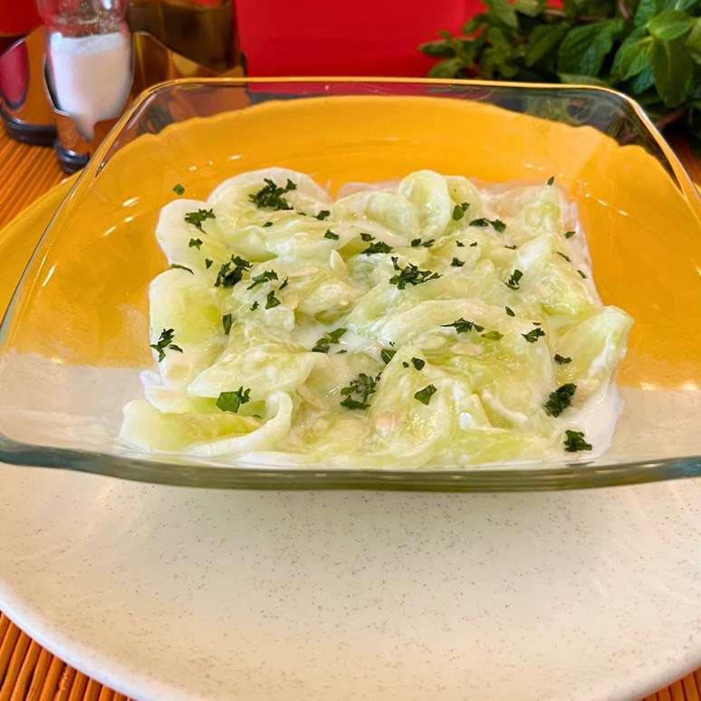 SALADA DE PEPINO COM IOGURTE