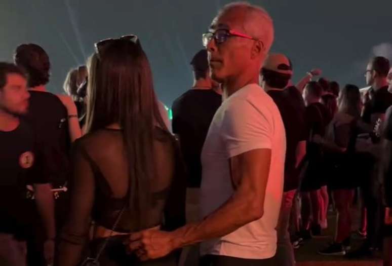 Senador curte último dia de Rock in Rio em clima de romance com morena –