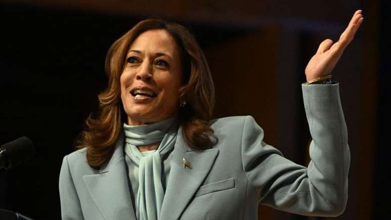 Kamala Harris tem sido alvo de informações falsas que a retratam como 'comunista'