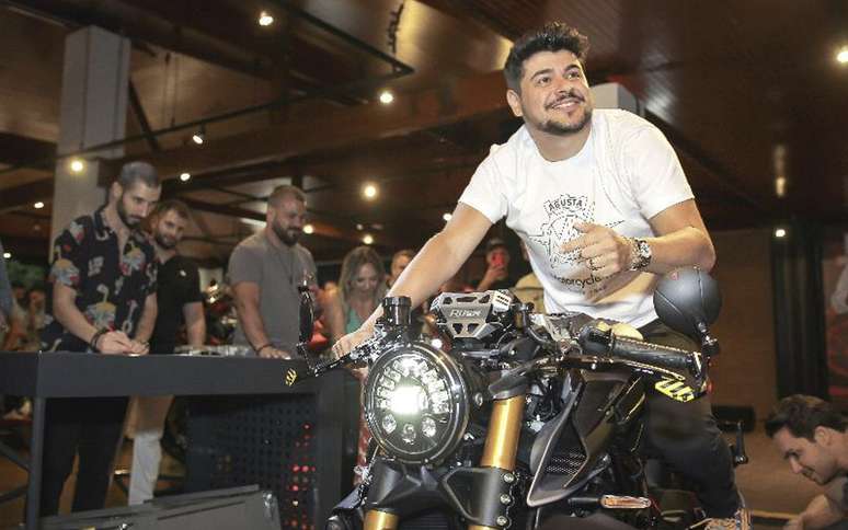 Cantor Cristiano com o modelo da moto Rush 1000 