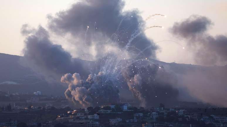 Fumaça sobe sobre o sul do Líbano após ataques israelenses