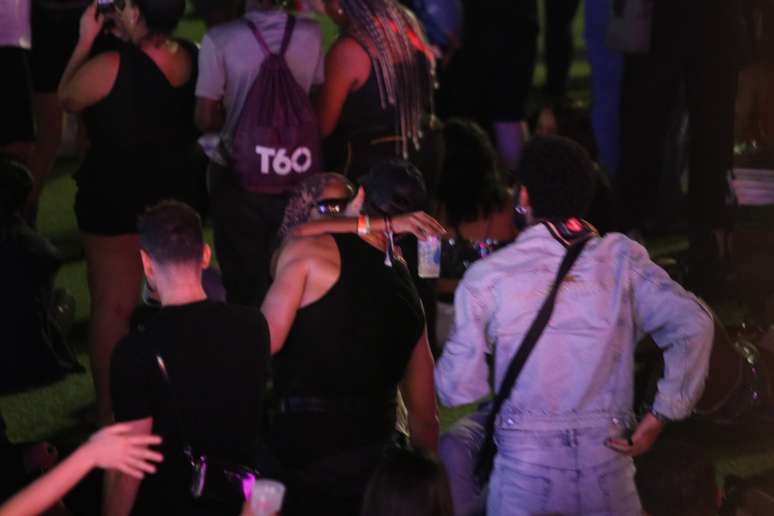 José Loreto é flagrado beijando Duda Santos