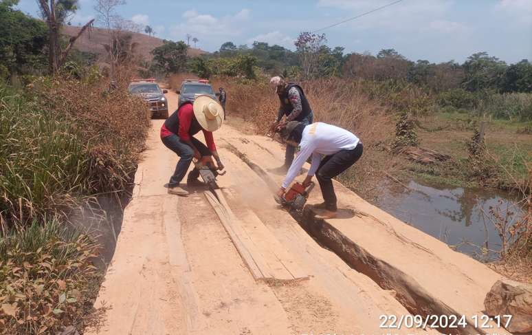 Servidores da força-tarefa consertaram ponte para passar com caminhões