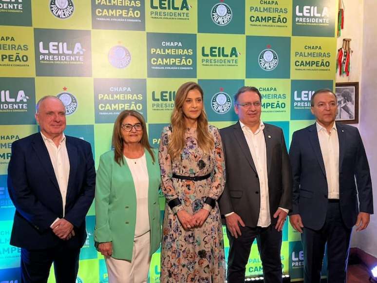 Leila Pereira con los miembros de su equipo