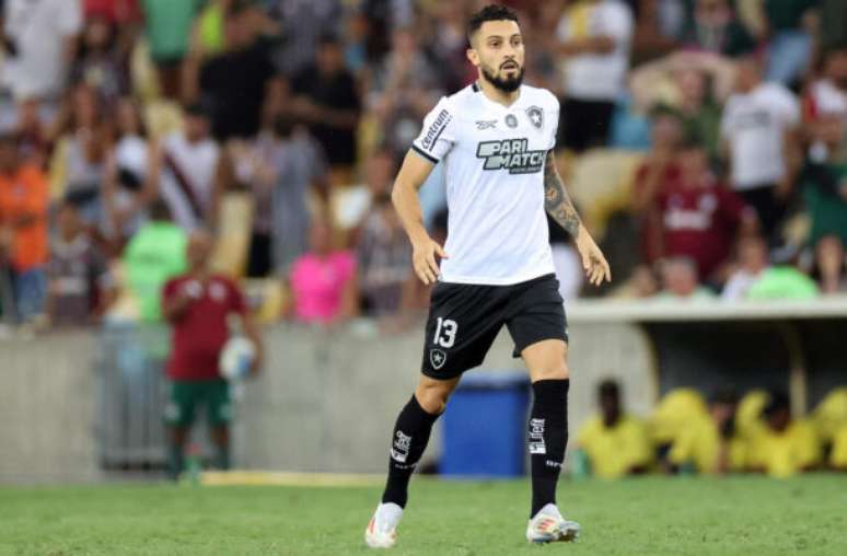 Reprodução / Botafogo Tv - Legenda: Alex Telles chegou ao Botafogo no início do mês