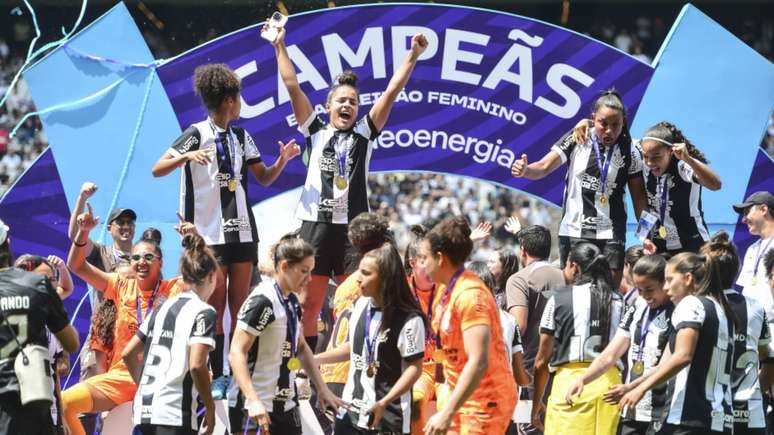 O futebol feminino do Corinthians celebrou mais uma conquista impressionante ao vencer o São Paulo por 2 a 0 na Neo Química Arena