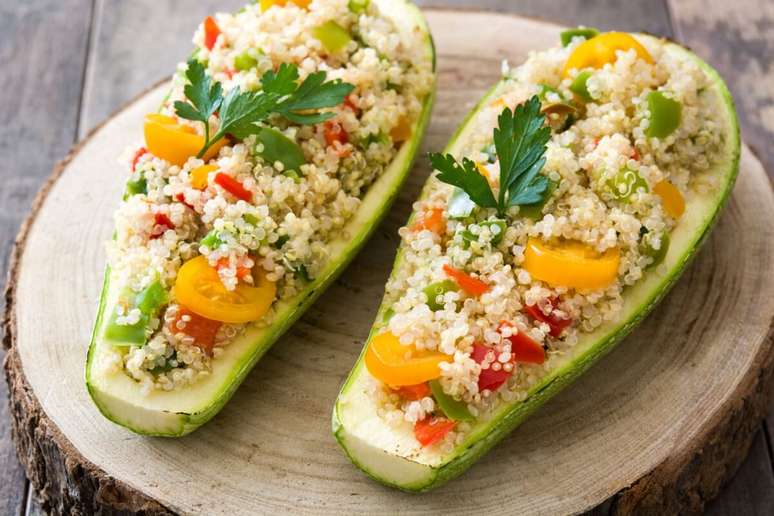 Abobrinha recheada com quinoa 