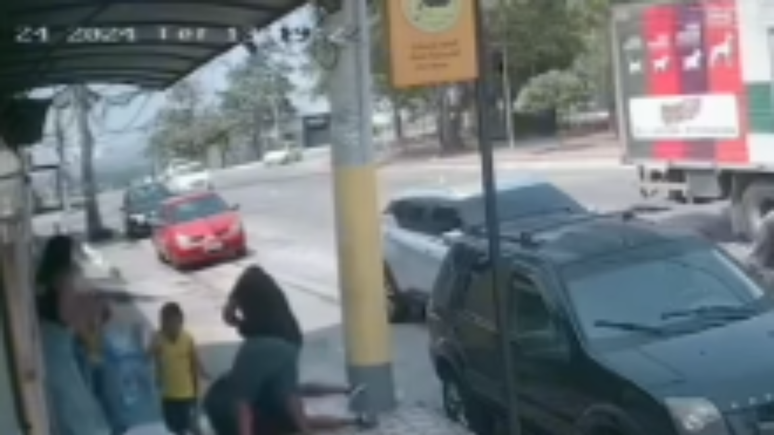 Policial é baleado em frente a escola dos filhos no RJ