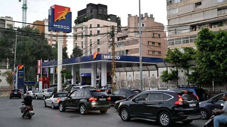 Há longas filas nos postos de gasolina em Beirute