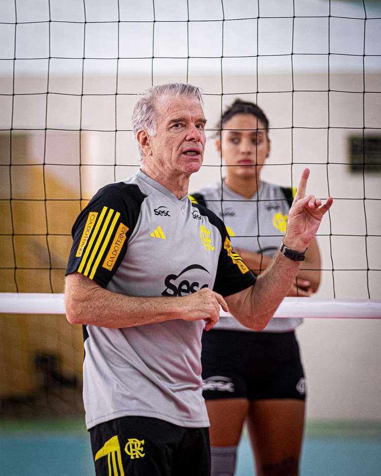 Bernardinho comanda treino do Sesc Flamengo