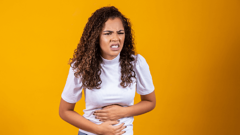 As dores da cólica menstrual podem ser aliviadas por meio de exercícios / Foto: Shutterstock