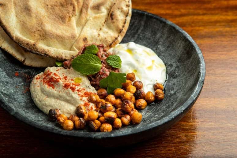 Mezze. Kafta crua, homus de feijão fradinho, coalhada seca e grão-de-bico crocante do restautante Laskarina Bouboulina