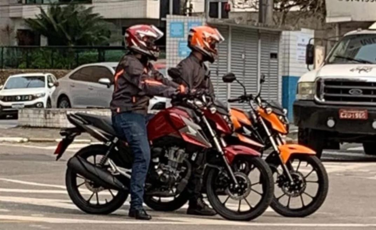 Uma motocicleta Honda que parece ser a CG 160 2025 foi avistada nas ruas do Brasil