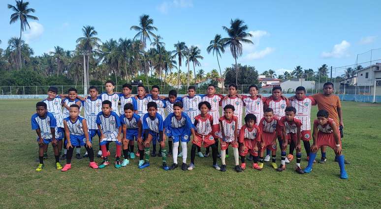 Escolinha de futebol atende cerca de 100 crianças no Povoado Lage