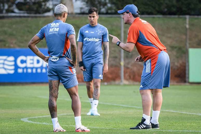 Fenrnado Diniz durante o treino do Cruzeiro. Técnico faz a sua estreia nesta quinta-feira, diante do Libertad, pela Sul-Americana