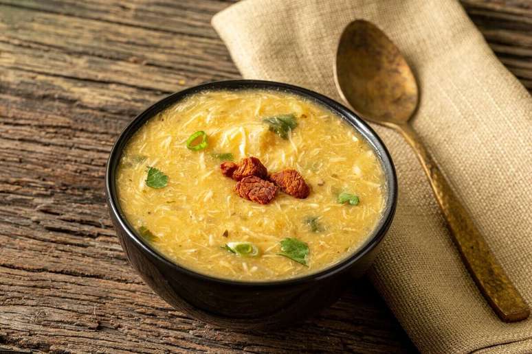 Sopa de mandioquinha com frango desfiado 