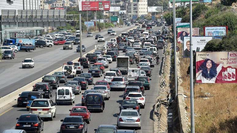 Trânsito em uma rodovia devido à intensa evacuação do sul do Líbano em direção a Beirute na terça-feira (24/9)