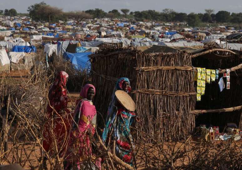 Mulheres sudanesas que fugiram da região sudanesa de Darfur caminham em acampamento em Adre, no Chade
05/08/2023 REUTERS/Zohra Bensemra 