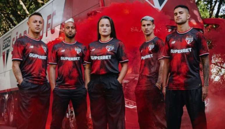 Camisa polêmica lançada pelo São Paulo foi aprovado como novo 3º uniforme da equipe em 2024