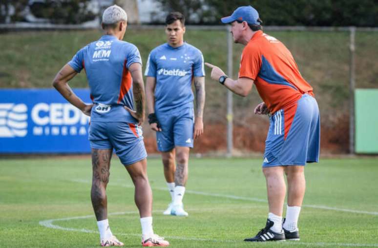 Fernando Diniz dirige su primer entrenamiento en el Cruzeiro