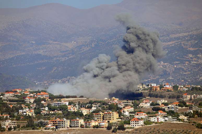 Fumaça é vista após ataques na fronteira do Líbano com Israel