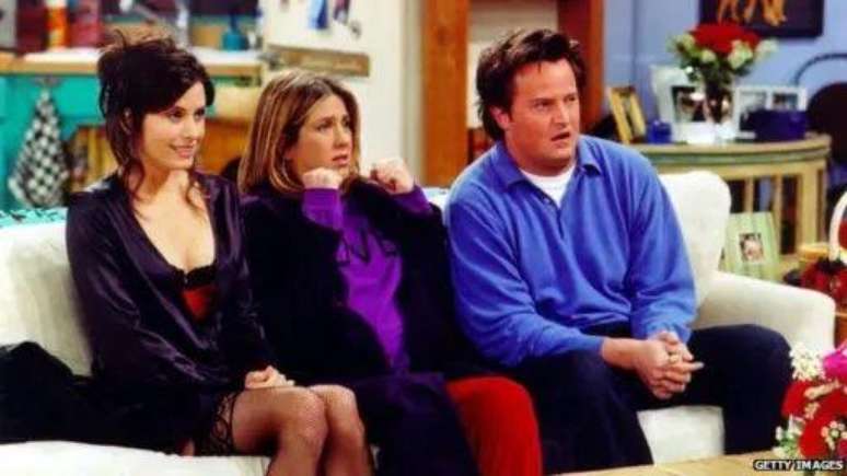 Monica, Rachel e Chandler, no sofá da casa da Monica. Vinte anos depois de terminar, a série encontra um novo público entre millenials e adolescentes