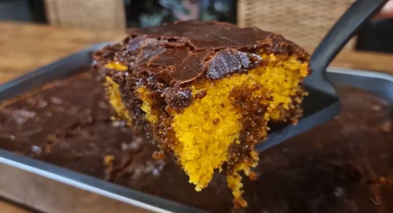 Bolo de cenoura com cobertura de chocolate, um clássico delicioso