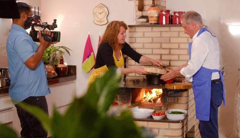 Política com sabor de comida caseira: Olga Bongiovanni na gravação de episódio com candidato a prefeito