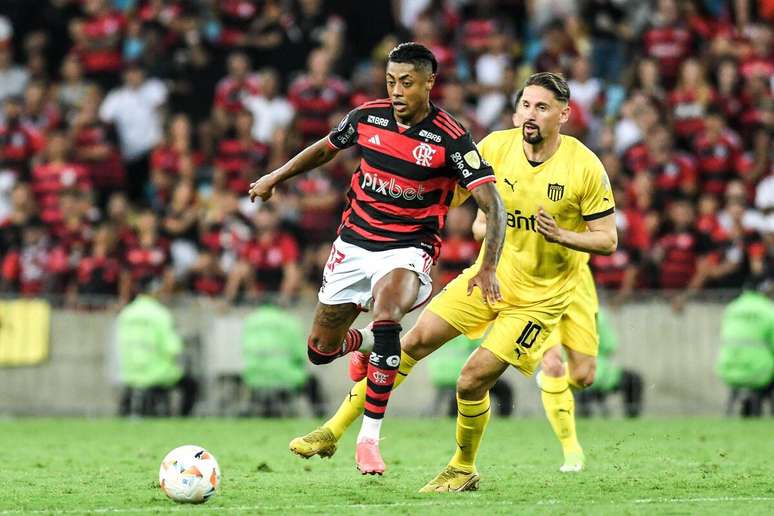 Bruno Henrique (Flamengo) se desvencilhando da marcação contra o Peñarol, no dia 19.09.2024 