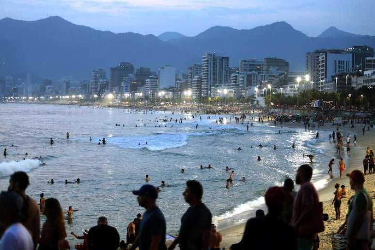 Praia de Ipanema, na zona sul do Rio, em mais um dia de intenso e recorde em novembro de 2023. Em junho de 2024, foi criado protocolo de ações para ondas de calor.